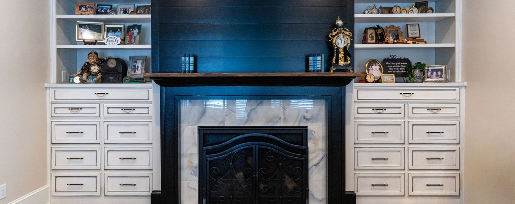 A beautiful living area with white cabinets designed and built by Fred’s Cabinet Shop. Fred's has spent over 50 years perfecting a process that makes creating your custom cabinets simple, stress-free, and enjoyable.