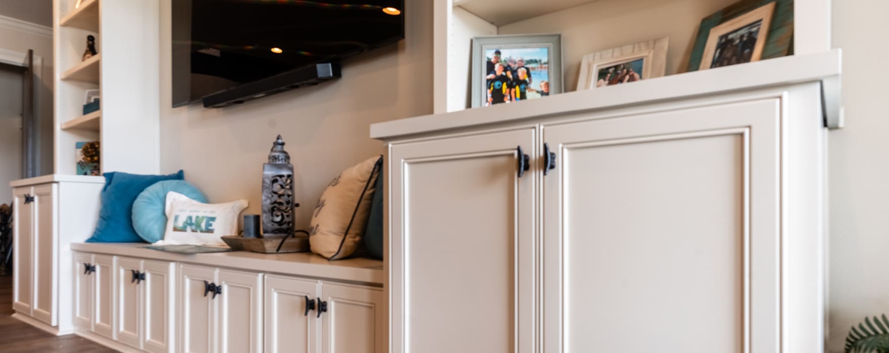 A beautiful living area with white cabinets designed and built by Fred’s Cabinet Shop. Fred's has spent over 50 years perfecting a process that makes creating your custom cabinets simple, stress-free, and enjoyable.